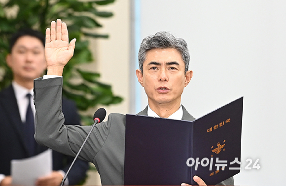 강신철 국방부 장관 후보자가 16일 서울 여의도 국회 국방위원회에서 열린 인사청문회에서 선서를 하고 있다. [사진=곽영래 기자]