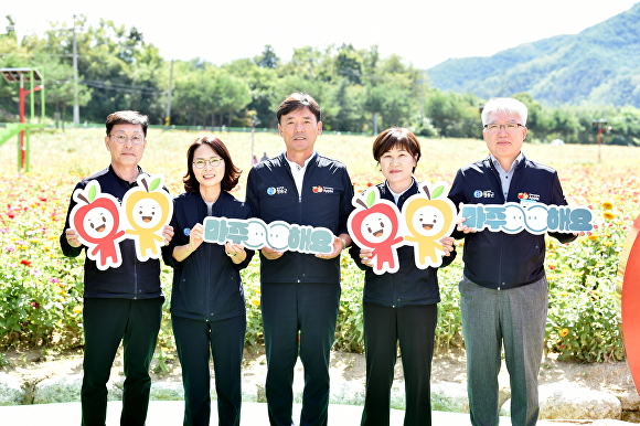 청송군정신건강복지센터가 ‘정신건강의 날 기념 인식개선 캠페인’을 실시하고 있다. [사진=청송군청]