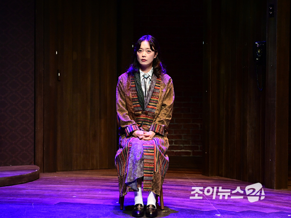 배우 전소민이 10일 오후 서울 강서구 마곡동 LG아트센터 서울에서 열린 연극 '사의 찬미' 프레스콜에서 열연하고 있다. [사진=정소희 기자]