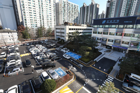 강남구가 구청을 찾는 민원인의 주차 불편을 해소하기 위해 청사 주차장 주차면 너비를 기존 2.3m에서 2.5m로 넓혔다. 사진은 주차장 주차면 재도색 공사가 완료된 강남구청 주차장 전경. [사진=강남구]