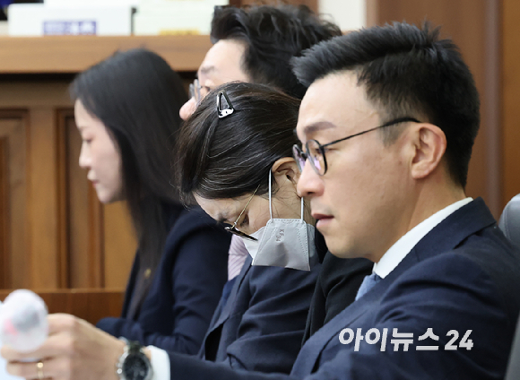 2025년 12월 3일 서울 서초구 서울중앙지방법원에서 주가조작과 통일교 청탁 등의 혐의를 받는 김건희 씨의 결심공판 진행된 가운데 김건희 씨가 법정으로 들어오고 있다. [사진=사진공동취재단]