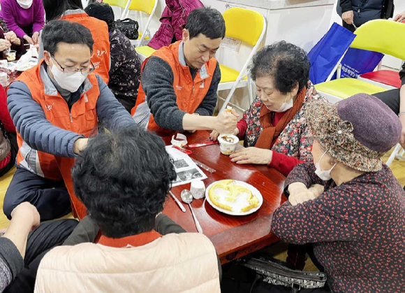 미래에셋생명 임직원들이 서울 마포노인종합복지관 어르신들과 컵케이크를 만들고 있는 모습 [사진=미래에셋생명]