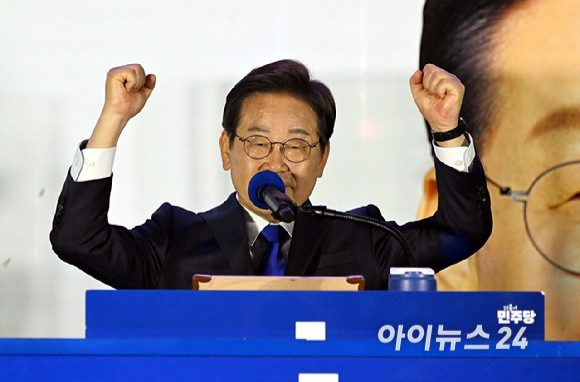 이재명 대통령 후보가 당선이 확실시된 후 4일 서울 여의도 국회앞에 마련된 더불어민주당의 국민개표방송시청 현장에서 지지자들에게 감사 인사를 하고있다. [사진=곽영래 기자]