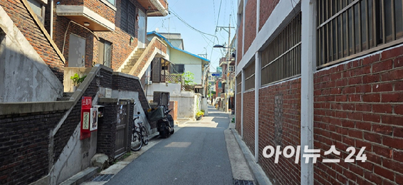 2025년 7월 31일 서울 성동구 성수동에 GS건설이 설치한 홍보물이 걸려 있다. [사진=이수현 기자]