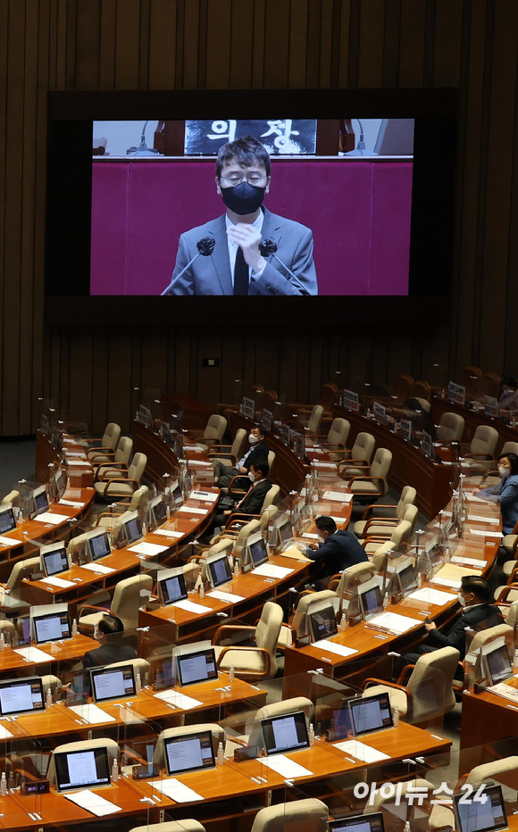 김웅 국민의힘 의원이 27일 오후 서울 여의도 국회 본회의장에서 열린 본회의에서 '검수완박' 법안 저지를 위한 필리버스터(무제한 토론)을 하고 있다. [사진=김성진 기자]