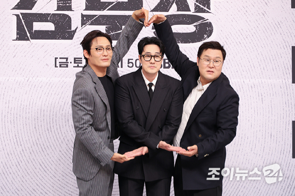 배우 최대훈, 소지섭, 윤경호가 25일 오후 서울 양천구 목동 SBS에서 진행된 SBS 새 금토드라마 '김부장' 제작발표회에 참석해 포즈를 취하고 있다. [사진=문수지 기자]