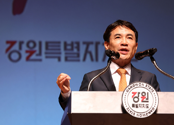 오세훈 서울시장과 유정복 인천시장이 4월 22일 서울시청에서 서울런 플랫폼 공동 활용과 운영 노하우 공유 등을 협력하는 내용의 '교육격차 해소를 위한 업무협약'을 체결한 뒤 기념 촬영을 하고 있다. [사진=서울시]