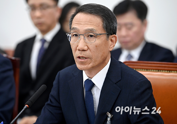 유재성 경찰청장 직무대행이 18일 서울 여의도 국회에서 열린 행정안전위원회 전체회의에서 질의에 답변하고 있다. [사진=곽영래 기자]