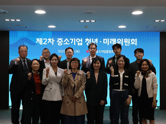 김학범 중소기업 청년&middot;미래위원장(뒷줄 왼쪽 4번째)이 16일 오전 열린 여의도 중기중앙회에서 제2차 중소기업 청년&middot;미래위원회에서 기념 촬영을 하고 있다. [사진=중소기업중앙회]