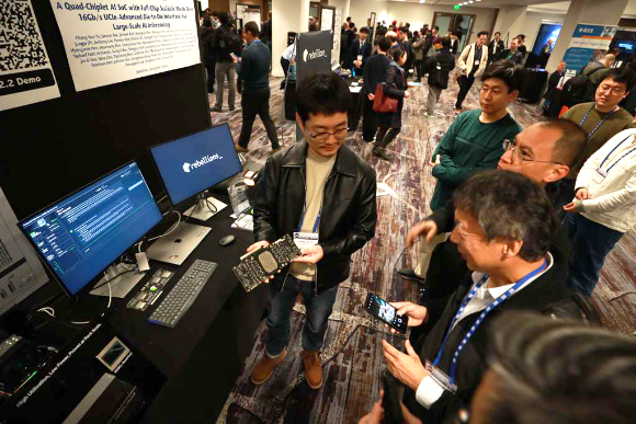 ISSCC 2026에서 발표 중인 유창효 리벨리온 하드웨어 엔지니어링 및 하드웨어 아키텍트 총괄(Chief Hardware Architect). [사진=리벨리온]