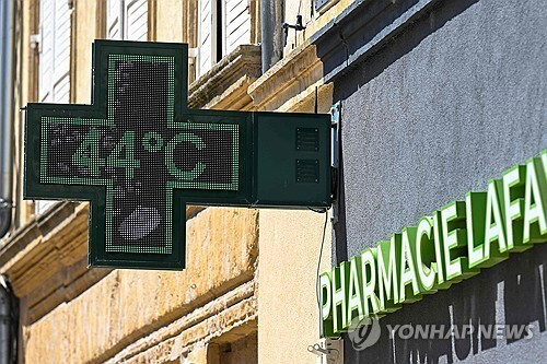 지난 26일 프랑스 북동부 지역의 한 약국 전광판에 섭씨 44도가 찍혀 있다. [AFP=연합뉴스]