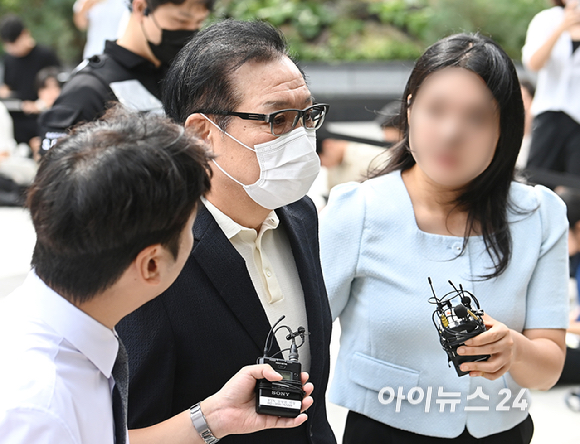 '통일교·공천 청탁 의혹' 건진법사 전성배씨가 18일 오전 서울 종로구에 마련된 김건희 특검팀(특별검사 민중기) 사무실에 출석하고 있다. [사진=곽영래 기자]