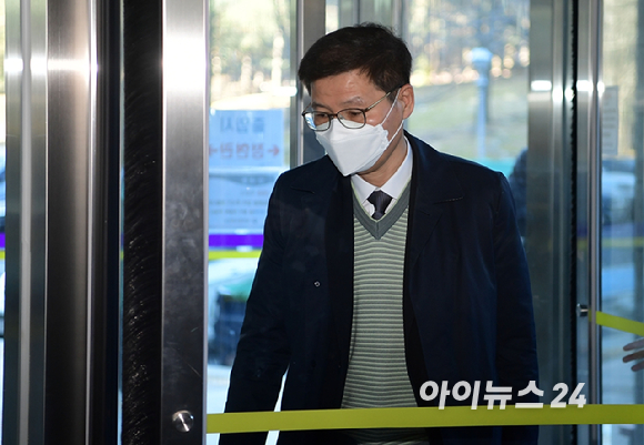 윤석열 검찰총장에 대한 검사 징계위원회 2차 심의가 열린 15일 오전 신성식 대검찰청 반부패강력부장이 경기도 과천 정부과천청사 법무부에 들어서고 있다. [사진=아이뉴스24 포토DB]