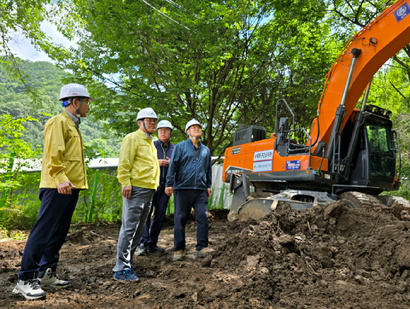 최창호 산림조합중앙회장(왼쪽에서 두 번째)이 23일 경기 가평 호우 피해지역에서 현장점검을 실시하고 있다. [사진=산림조합중앙회]