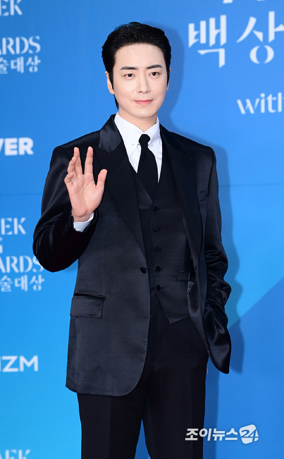 배우 이준혁이 5일 오후 서울 삼성동 코엑스에서 열린 제61회 백상예술대상 시상식 레드카펫 행사에 참석하고 있다. [사진=정소희 기자]