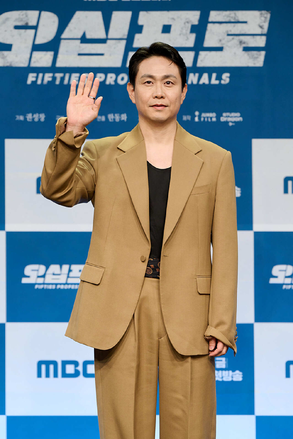 오정세가 21일 서울 마포구 상암동 MBC신사옥방송센터에서 진행된 MBC 새 금토드라마 &lsquo;오십프로&rsquo; 제작발표회에서 포토타임을 갖고 있다. [사진=MBC]