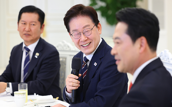 이재명 대통령이 7일 청와대에서 열린 여야정 민생경제 협의체 회담에서 발언하고 있다. 왼쪽부터 더불어민주당 정청래 대표, 이 대통령, 국민의힘 장동혁 대표. 2026.4.7 [사진=연합뉴스]