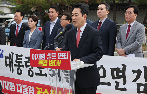 국민의힘 장동혁 대표가 7일 서울 청와대 사랑채 분수대 앞에서 열린 현장 최고위원회에서 발언하고 있다. 이들은 더불어민주당이 추진하는 '윤석열 정부 조작 수사&middot;기소 의혹 특검법안'의 문제점을 지적하면서 정부&middot;여당에 대한 비판을 이어갔다. 2026.5.7 [사진=연합뉴스]