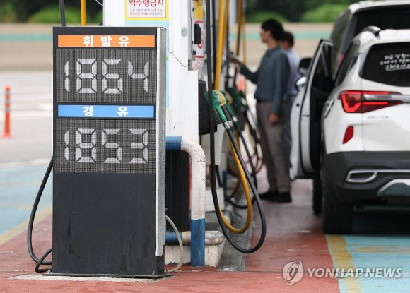 서울 시내 한 주유소에 기름 값이 1800원대로 내려선 모습 [사진=연합뉴스]