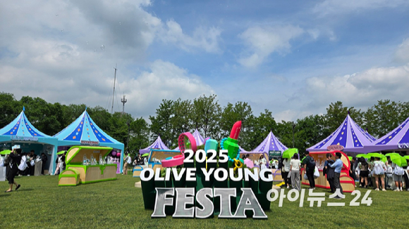 21일 서울 용산구 노들섬에서 열린 2025 올리브영 페스타가 소비자들로 북적이고 있다. [사진=진광찬 기자]