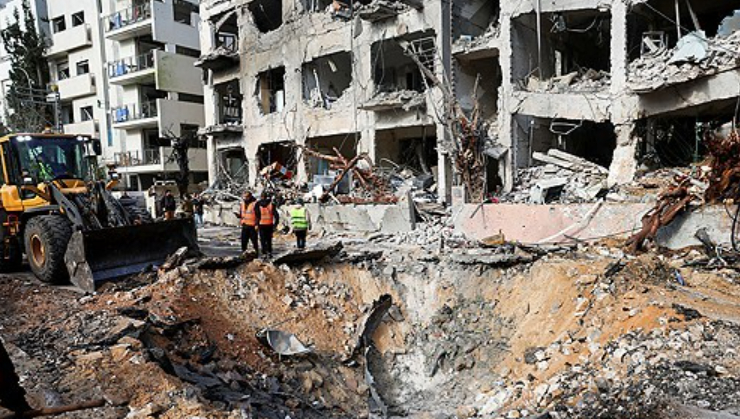 1일(현지시간) 이스라엘 텔아비브의 주거 건물 피격 현장에서 구조&middot;응급요원들이 대기하고 있다. 2026.3.01 [사진=로이터/연합뉴스]