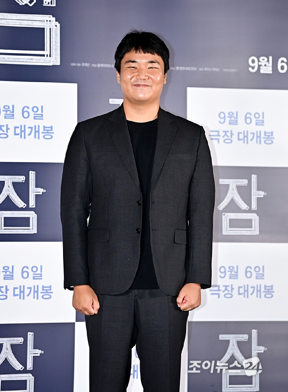 유재선 감독이 18일 오후 서울 광진구 롯데시네마 건대입구에서 열린 영화 '잠' 언론시사회에서 포토타임을 갖고 있다. [사진=곽영래 기자]