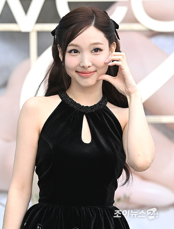 그룹 트와이스 나연이 20일 오전 서울 성수동에서 진행된 뷰티 브랜드 퓌(fwee) 신제품 'DIY 멀티 포켓 팔레트' 출시 기념 행사에 참석해 포즈를 취하고 있다. [사진=곽영래 기자]