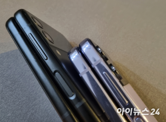 갤럭시Z플립4(왼쪽)와 갤럭시Z플립3 [사진=서민지 기자]