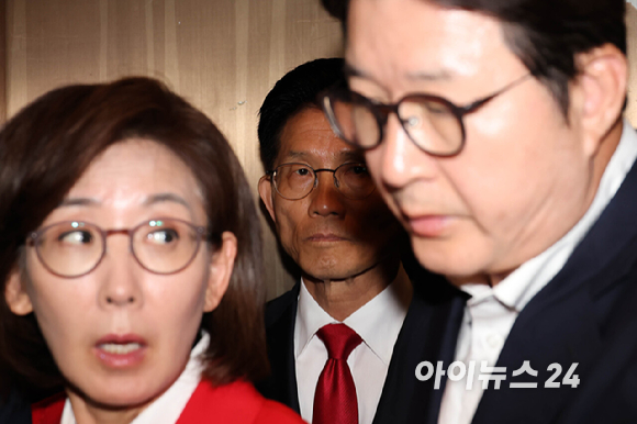김문수 국민의힘 대선 후보가 4일 서울 여의도 당사에서 대선 결과에 승복하는 기자회견을 한 뒤 승강기에 탑승해 굳은 표정을 하고 있다. [사진=정소희 기자]