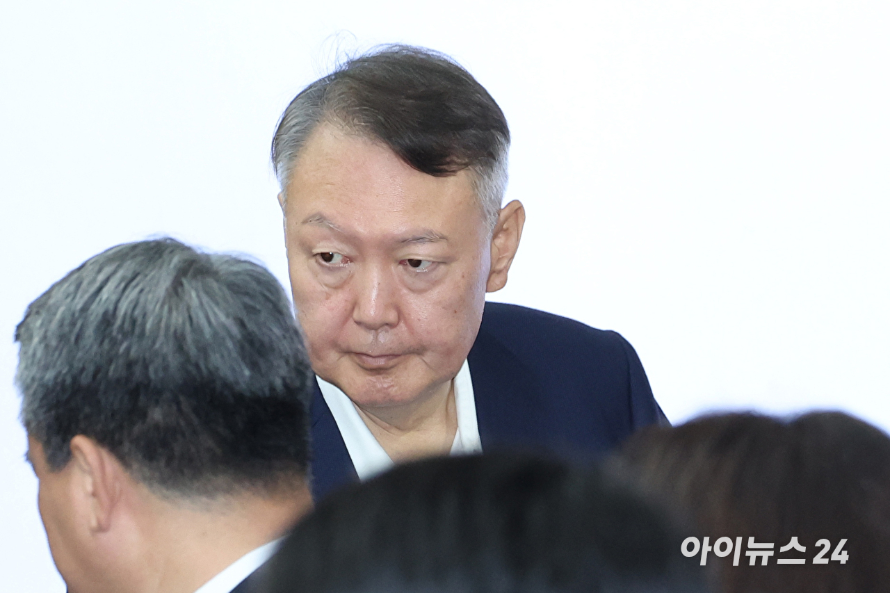 윤석열 전 대통령이 작년 9월 26일 서울 서초동 서울중앙지법에서 열린 특수공무집행방해 혐의 재판에 출석하고 있다. [사진=사진공동취재단]