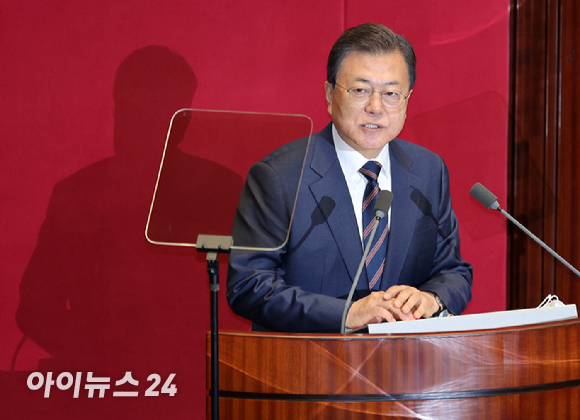 문재인 대통령이 25일 서울 여의도 국회 본회의에서 2022년 예산안에 대한 시정연설을 하고 있다.