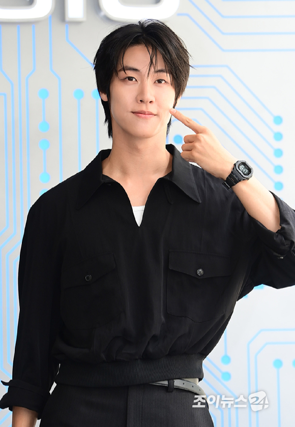 엔플라잉 이승협이 26일 오전 서울 강남구 신사동에서 열린 카시오 스토어 도산&카페 널 오픈 1주년 기념 포토콜 행사에 참석하고 있다. [사진=정소희 기자]