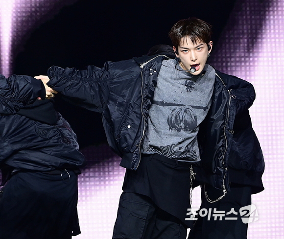 그룹 앤팀 하루아가 28일 오후 서울 용산구 한남동 블루스퀘어에서 열린 &TEAM(앤팀) 한국 데뷔 앨범 미니 1집 'Back to Life'(백 투 라이프)발매 기념 쇼케이스에 참석해 멋진 무대를 선보이고 있다. [사진=정소희 기자]