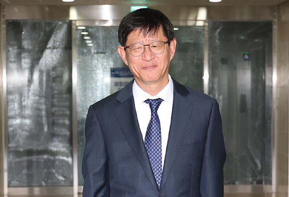 국회 법제사법위원회가 22일 전체회의를 열어 최길수 특별감찰관 후보자 인사청문 경과 보고서를 채택한다.최 후보자가 이날 서울 종로구 특별감찰관 사무실로 들어서고 있다. 2026.10.22 [사진=연합뉴스]