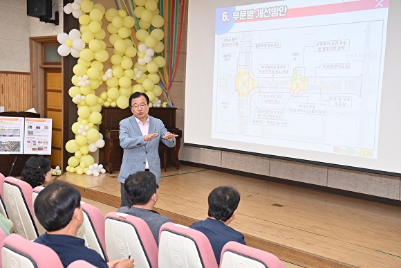 이현재 하남시장이 지난 6월 나룰초등학교에서 진행된 ‘하남형 스쿨존 사업 설명회’에 참석해 학부모와 지역 주민들을 대상으로 사업을 설명하고 있다. [사진=하남시]