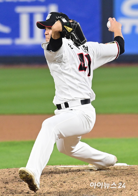 31일 오후 경기도 수원 KT위즈파크에서 '2023 KBO 포스트시즌 플레이오프' 2차전 KT 위즈와 NC 다이노스의 경기가 열렸다. NC 손동현이 7회초 역투하고 있다. [사진=정소희 기자]