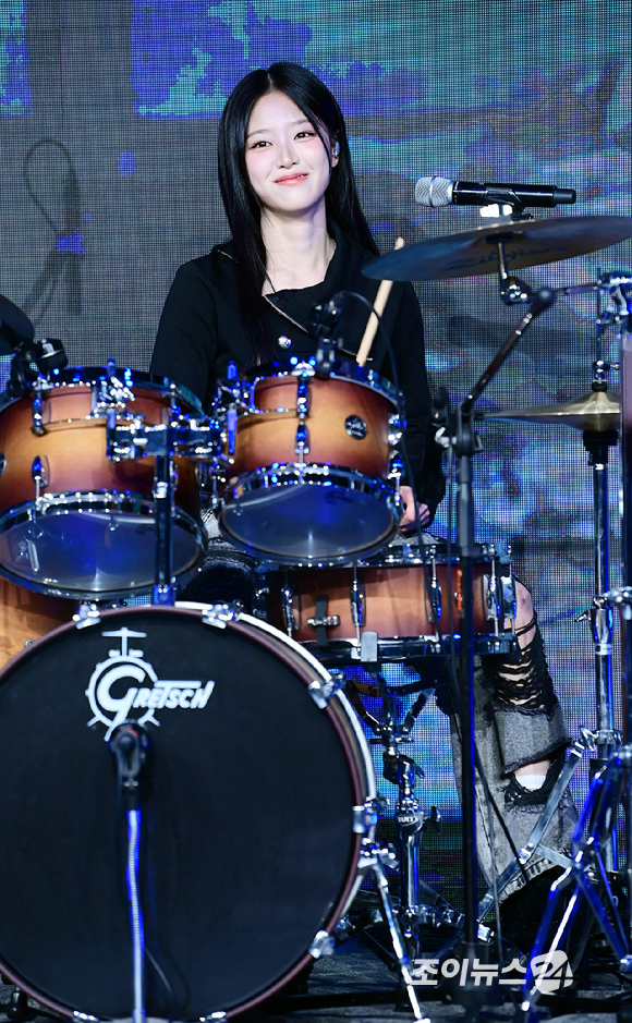 밴드 레이턴시 현진이 18일 오후 서울 마포구 상암동 쇼킹케이팝센터에서 열린 레이턴시(LATENCY) 첫 미니앨범 '레이트 오'클락'(LATE O'CLOCK) 쇼케이스에서 무대를 선보이고 있다. [사진=정소희 기자]