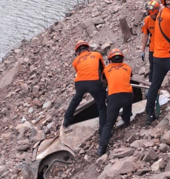 오봉저수지서 발견된 차량. [사진=강원도소방본부]