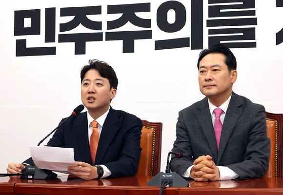 개혁신당 이준석 대표(왼쪽)가 13일 국회 국민의힘 당대표 회의실에서 국민의힘 장동혁 대표를 만나 발언하고 있다. [사진=연합뉴스]