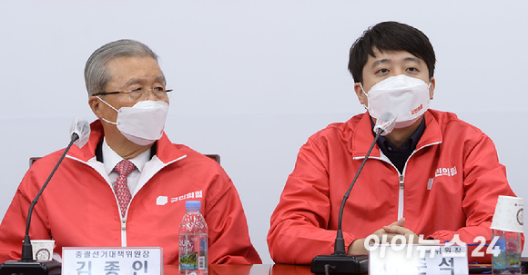 국민의힘 이준석 상임선거대책위원장(오른쪽)이 20일 서울 여의도 국회에서 열린 중앙선거대책위원회의에서 발언을 하고 있다. [사진=김성진 기자]