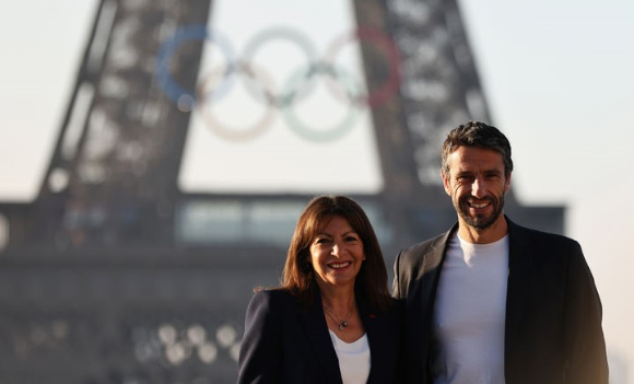 안 이달고 파리시장(왼쪽)이 토니 에스탕게 2024 파리올림픽 조직위원장과 함께 에펠탑을 배경으로 포즈를 취하고 있다. 에스탕게는 카누 선수 출신으로 2000 시드니, 2004 아테네, 2012 런던올림픽 카누 슬라럼 C-1에서 금메달을 땄다. [사진=뉴시스]