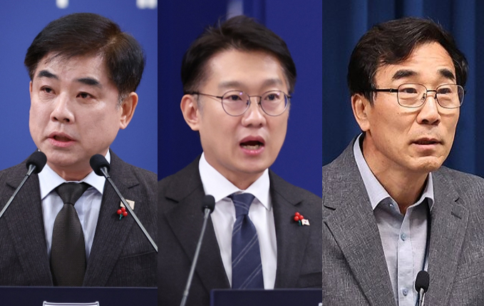 6&middot;3 지방선거 강원도지사 선거 출마를 위해 사직하는 우상호 정무수석이 18일 청와대에서 기자들에게 인사하고 있다. 우 정무수석 후임은 홍익표 전 의원이다. 2026.1.18 [사진=연합뉴스]