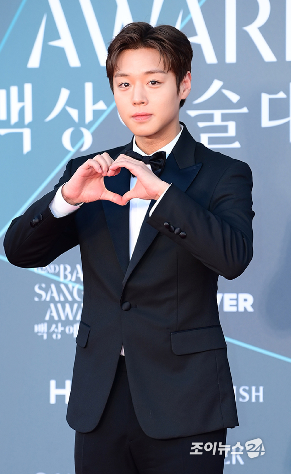 배우 박지훈이 8일 오후 서울 강남구 삼성동 코엑스 동문 앞 야외광장에서 열린 '제62회 백상예술대상 with 구찌' 시상식에 앞서 레드카펫 행사에 참석하고 있다. [사진=정소희 기자]