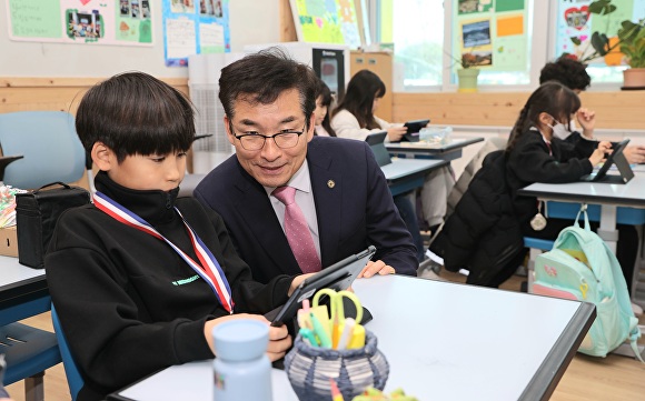 윤건영 교육감이 8일 다채움 시범운영 학교인 청주 동화초등학교에서 수업을 참관하고 있다. [사진=충북교육청]