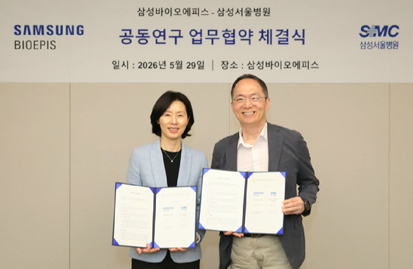 김경아 삼성바이오에피스 사장(왼쪽)과 박승우 삼성서울병원장이 29일 공동 연구 협약을 체결한 뒤 기념촬영을 하고 있다. 2026.5.29 [사진=삼성바이오에피스 제공]