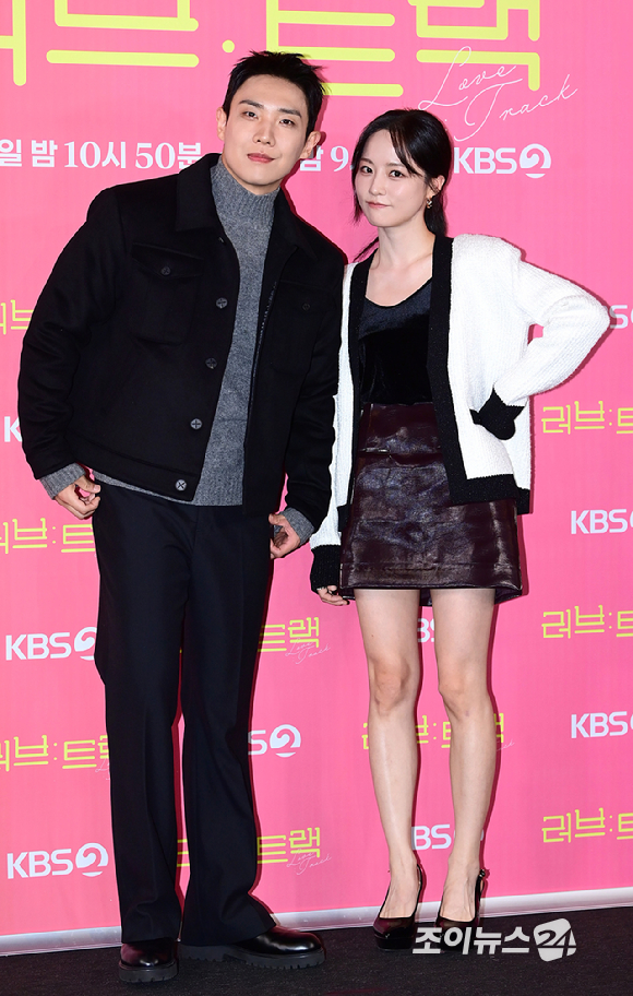 배우 이준과 배윤경이 11일 오후 서울 영등포동 CGV영등포에서 열린 2025 KBS 2TV 단막 프로젝트 '러브 : 트랙' 제작발표회에 참석하고 있다. [사진=정소희 기자]
