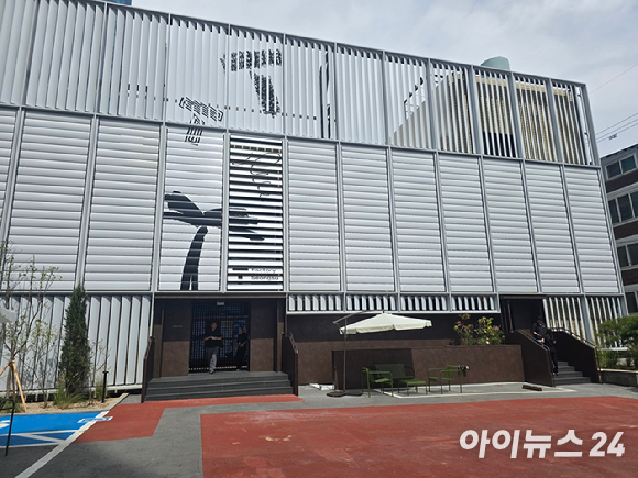 오는 5일 공식 개장을 앞둔 SK텔레콤 정보통신기술(ICT) 복합문화공간 'T팩토리 성수' 건물 외관. [사진=안세준 기자]