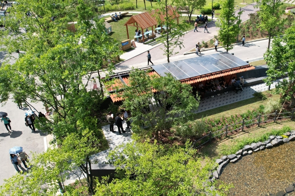 2025 서울국제정원박람회 내 경동나비엔 정원 '정원의 온도' 드론샷 [사진=경동나비엔]
