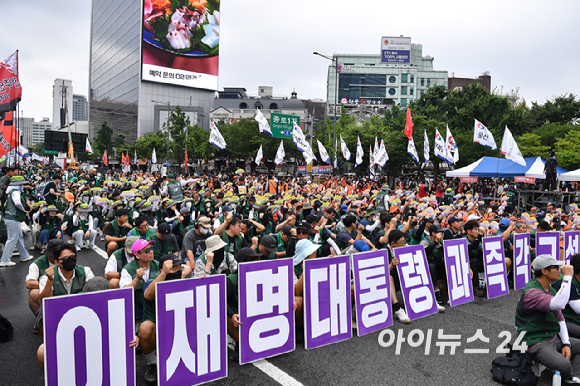 민주노총 조합원들이 15일 서울 종로구 동화면세점 앞에서 열린 '원청교섭 원년, 초기업교섭 돌파! 모든 노동자의 노동기본권 쟁취! 민주노총 7&middot;15 총파업대회'에서 구호를 외치고 있다.이번 총파업은 지난 3월 시행된 이른바 '노란봉투법'(개정 노동조합법)에 따라 원청의 사용자 책임을 인정하고 하청 노동자와 직접 교섭에 나설 것을 요구하기 위해 마련됐다. [사진=곽영래 기자]