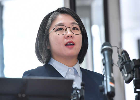 용혜인 성평등가족부 장관 후보자가 2일 서울 서대문구에 마련된 인사청문회 준비 사무실로 출근하며 취재진의 질문에 답하고 있다. [사진=곽영래 기자]